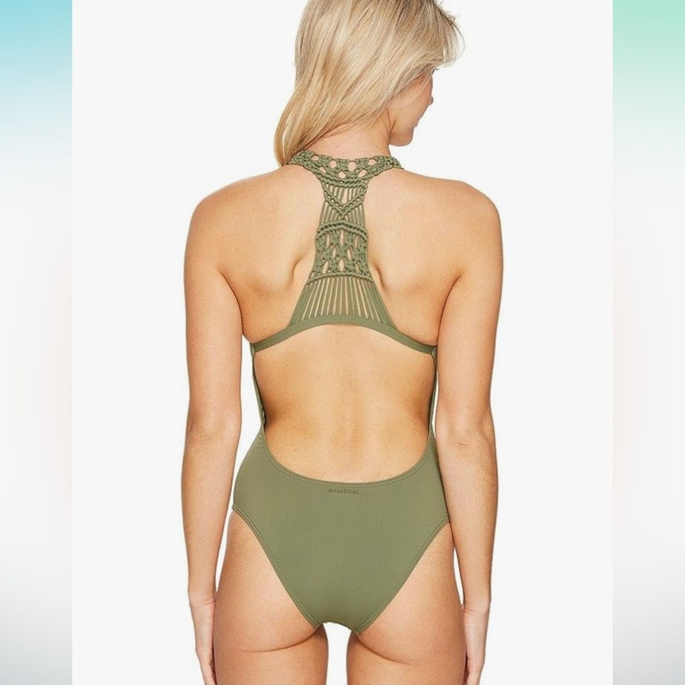 Billabongs Women’s macrame suit in color canteen size med excellent condition